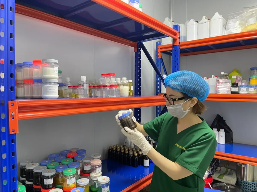 Đội ngũ R&D nghiên cứu mẫu dầu gội thảo dược 