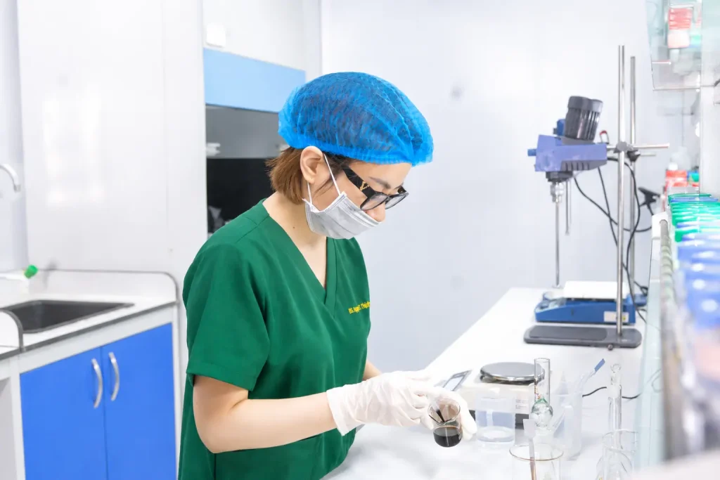 đội ngũ R&D nghiên cứu mẫu dung dịch vệ sinh thảo dược
